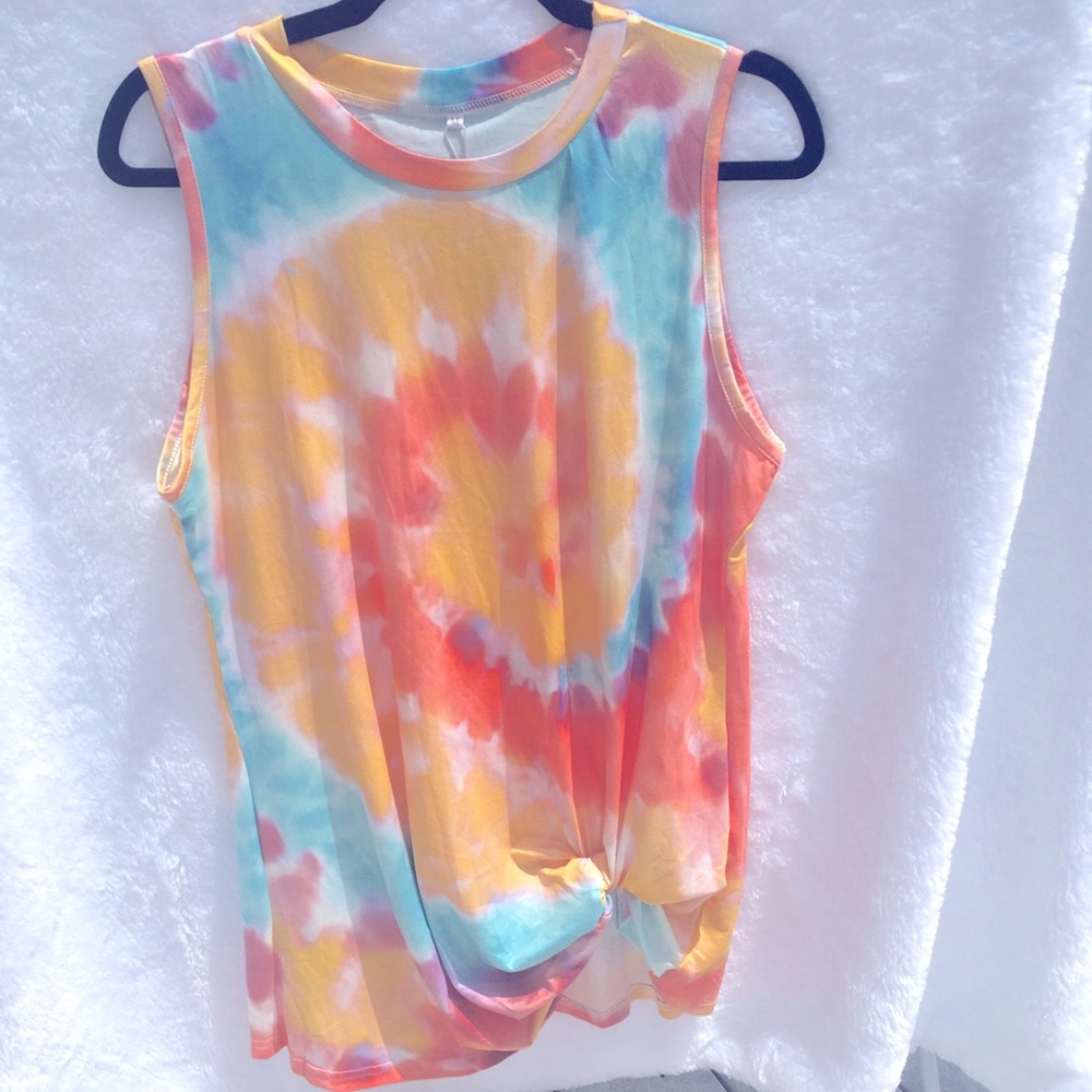 Sleeveless top. tie dye pattern. Medium.